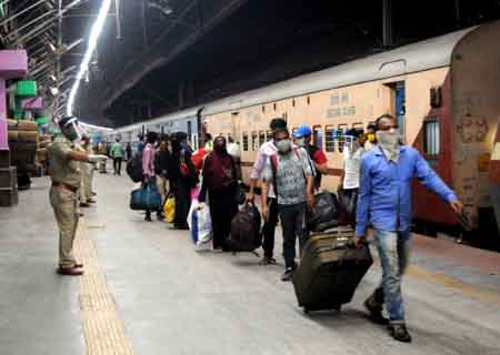Howrah: Migrant workers arrive at Howrah Railway station via Shramik Special trains, during the fourth phase of the nationwide lockdown imposed to mitigate the spread of coronavirus, in Amritsar n May 28, 2020. (Photo: IANS)