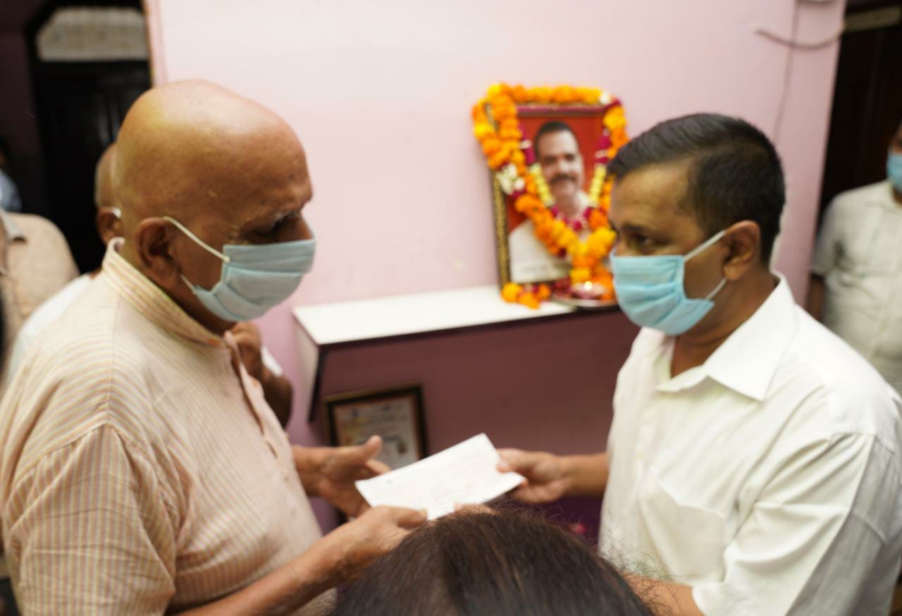 Arvind Kejriwal gives Rs one crore cheque to family of Corona warrior AAP
