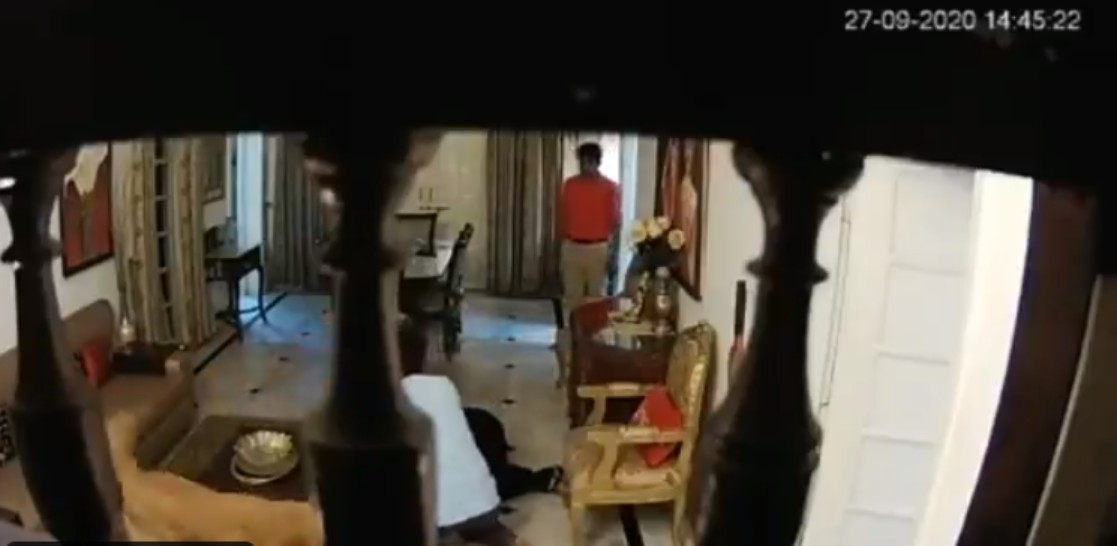 MP IPS Officer thrashes wife