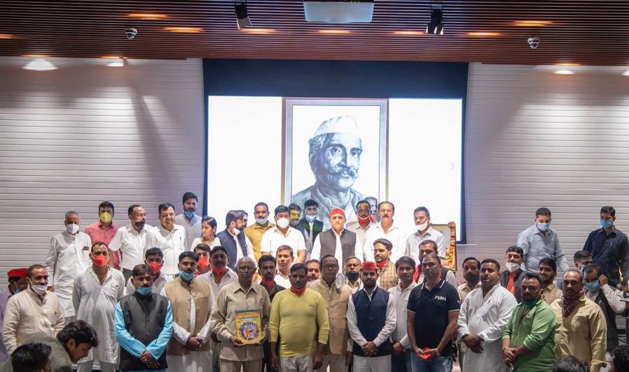 Akhilesh Yadav meets member of Brahmin Community of Kanpur Ghatampur