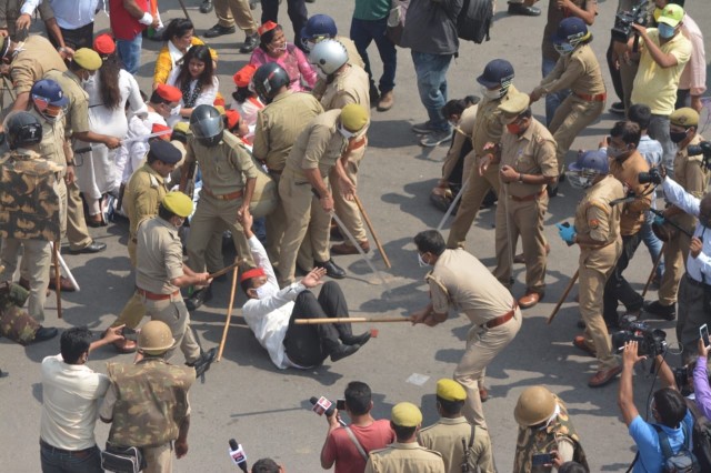 Samajwadi party workers lathicharged protesting against Hathras case