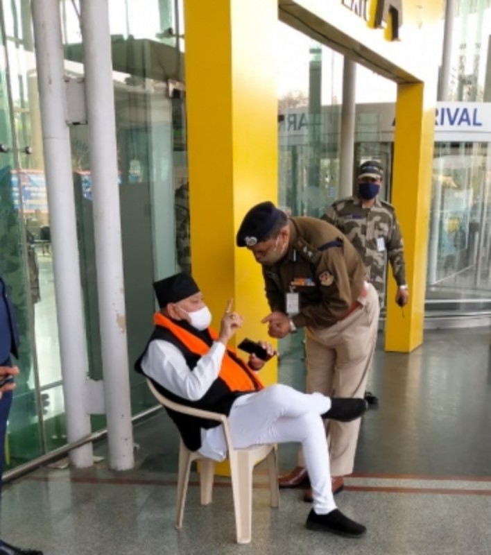 Modi's brother sits on dharna at Lucknow airport