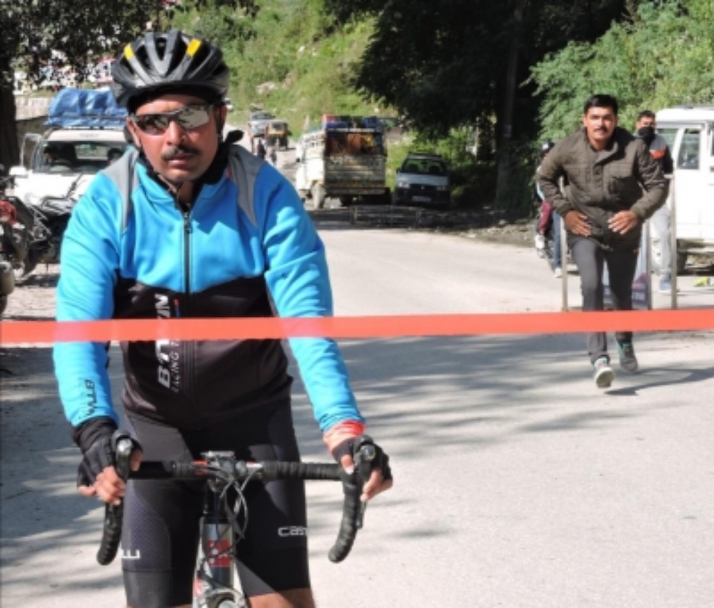 Army-soldier-creates-new-Guinness-record-for-fastest-solo-cycling (1)