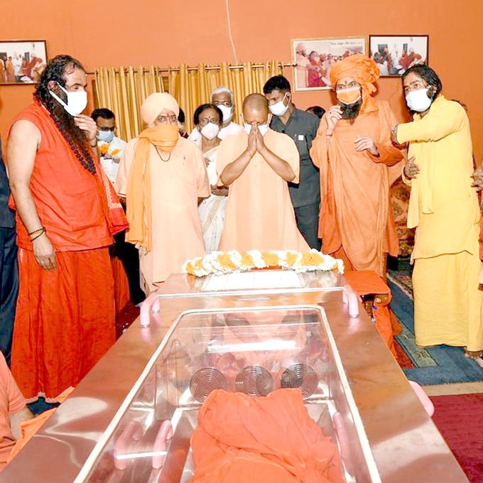 Yogi pays homage to Mahant Narendra Giri