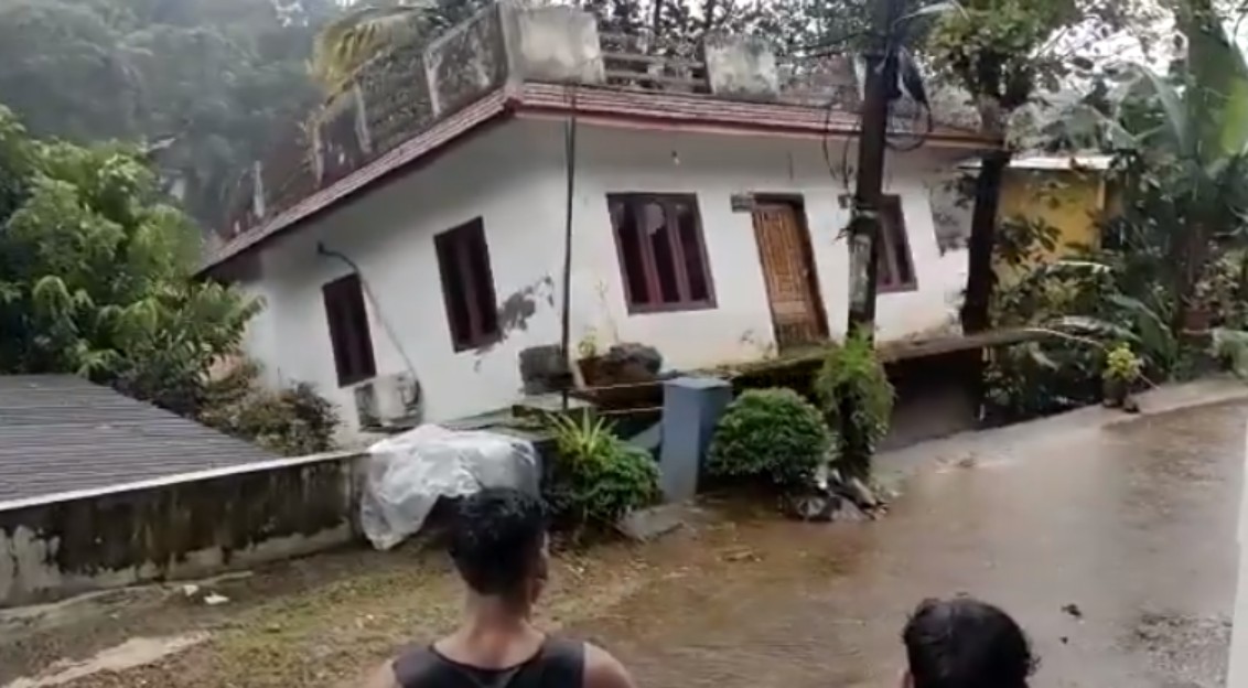 House gets washed away in strong water currents in Kerala