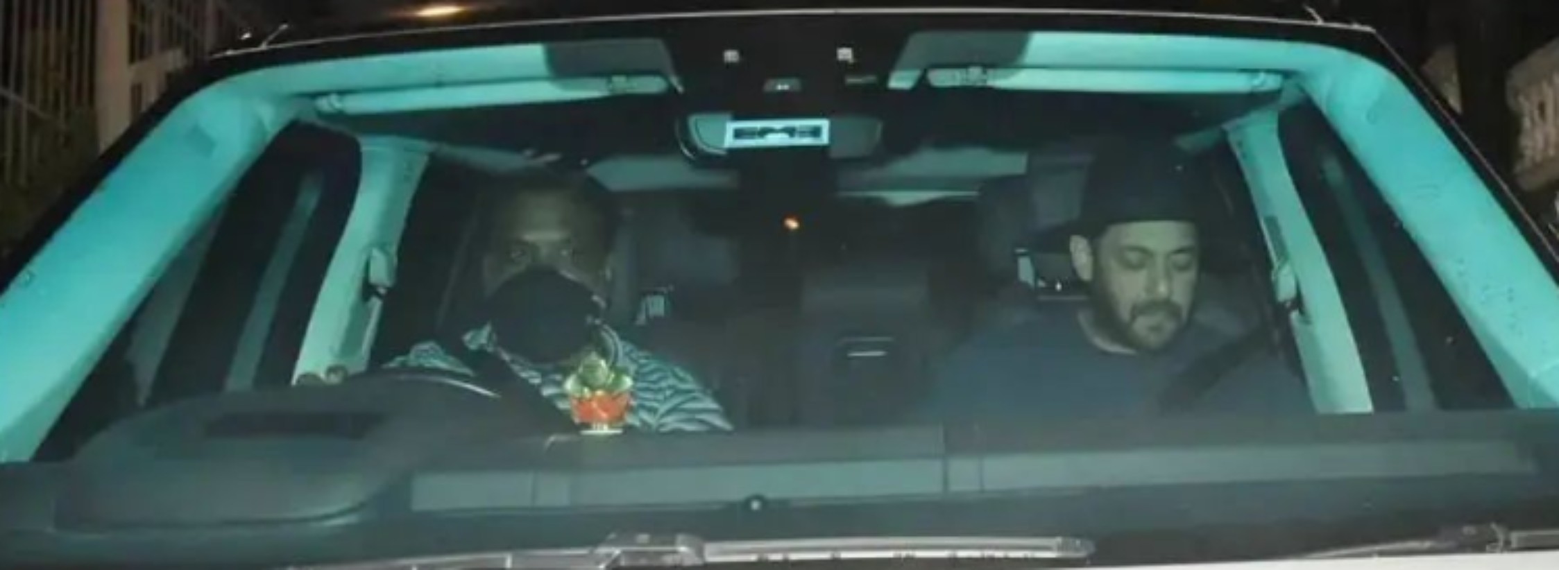 Salman reaches Shahrukh house after Aryan's arrest