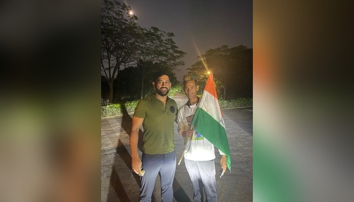 Fan walks for 20 days to meet Dhoni