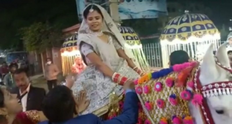 Bride comes on horse to pick groom 1
