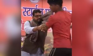 Brij Bhushan Sharan Singh slaps wrestler 1