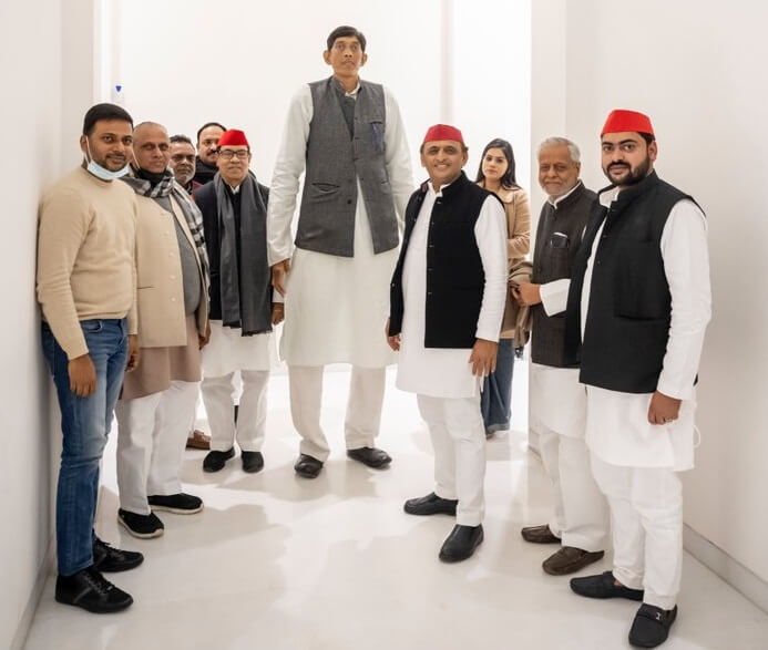 Tallest man of country joins Samajwadi Party