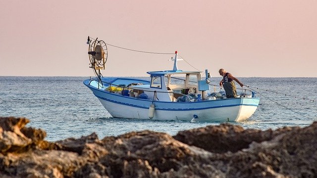 fishing-boat-g17ba4a0d4_640