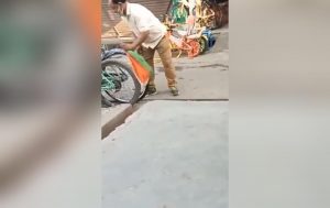 Man cleans cycle using Tricolur (1)