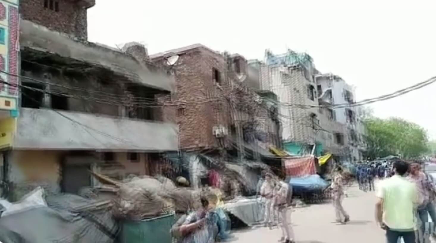 Stone pelting when police Delhi reached to arrest Sonu Chikna (1)