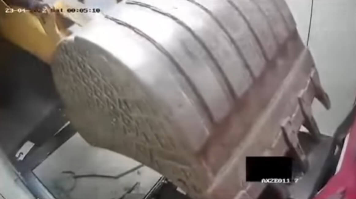 Thieves use JCB machine to steal ATM (1)