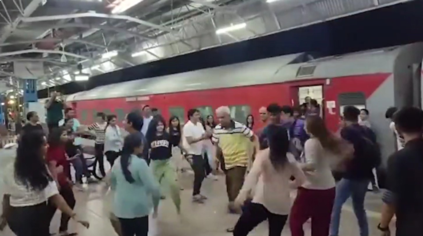 Garba on platform (1)