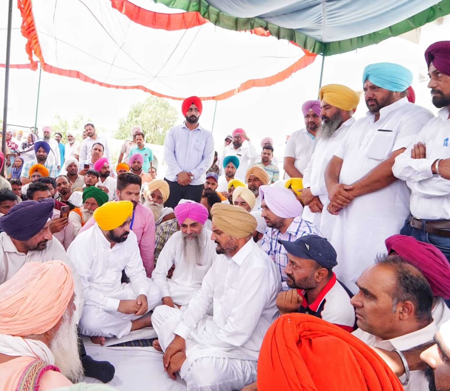 Bhagwant Mann meets family of Sidhu Moosewala