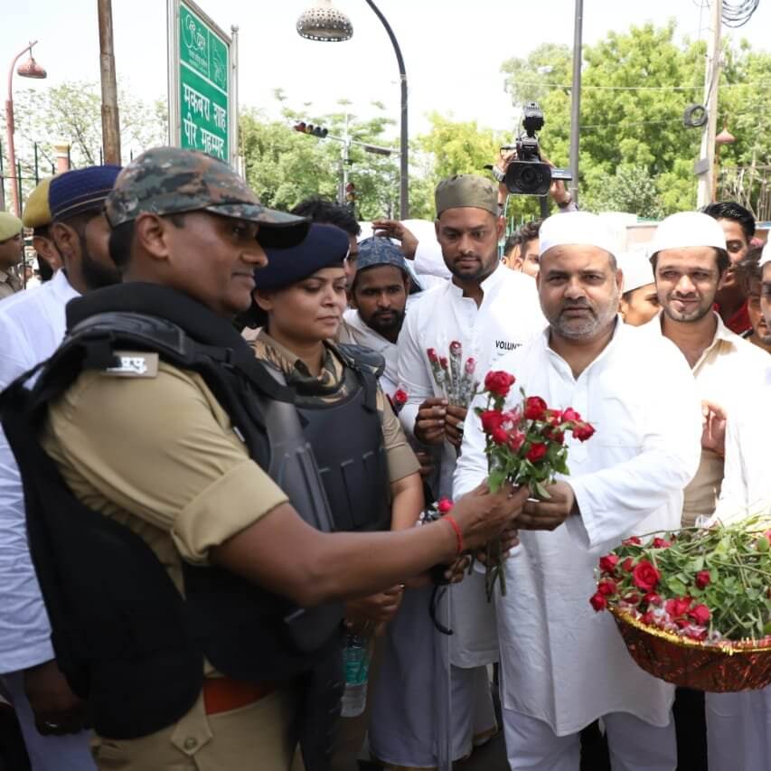 Rose given to Namazis in Lucknow
