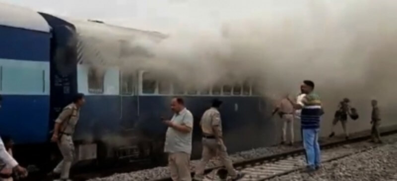 Train set on fire in Ballia (1)