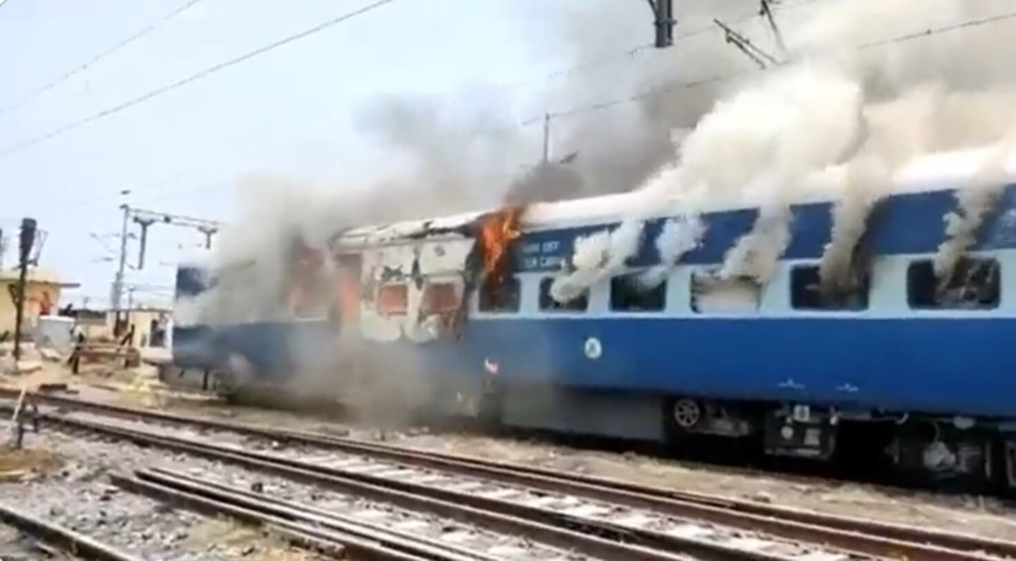 Train set on fire in Bihar Agnipath (1)