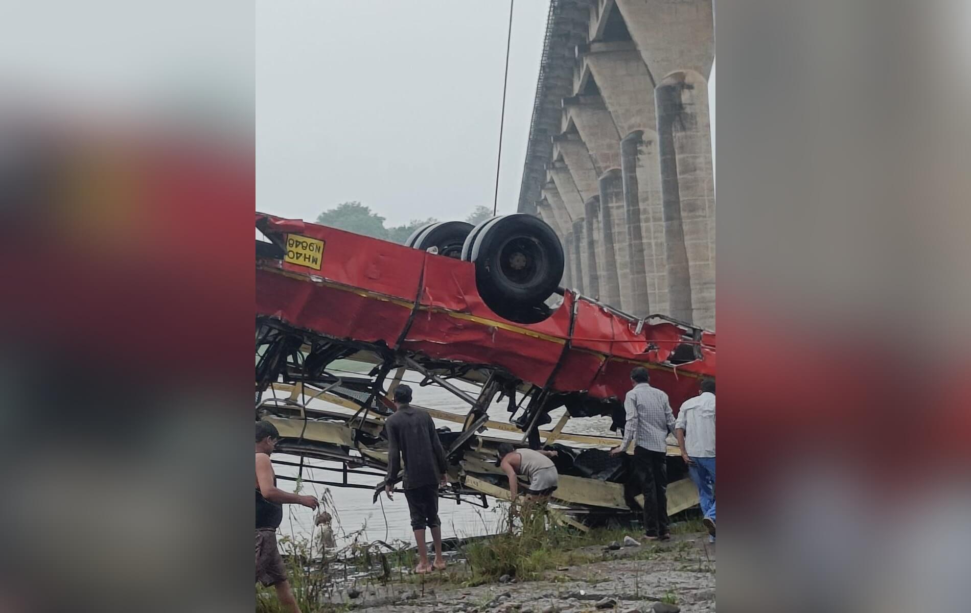 Bus falls into Narmada in MP (1)