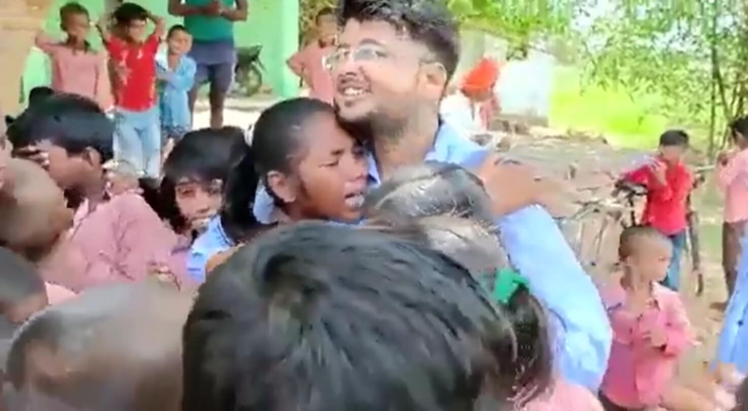 Students cry when teacher is transferred (1)