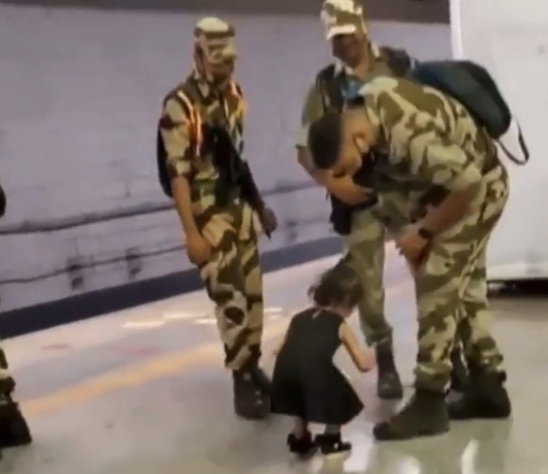 girl touches feet of Jawan (1)