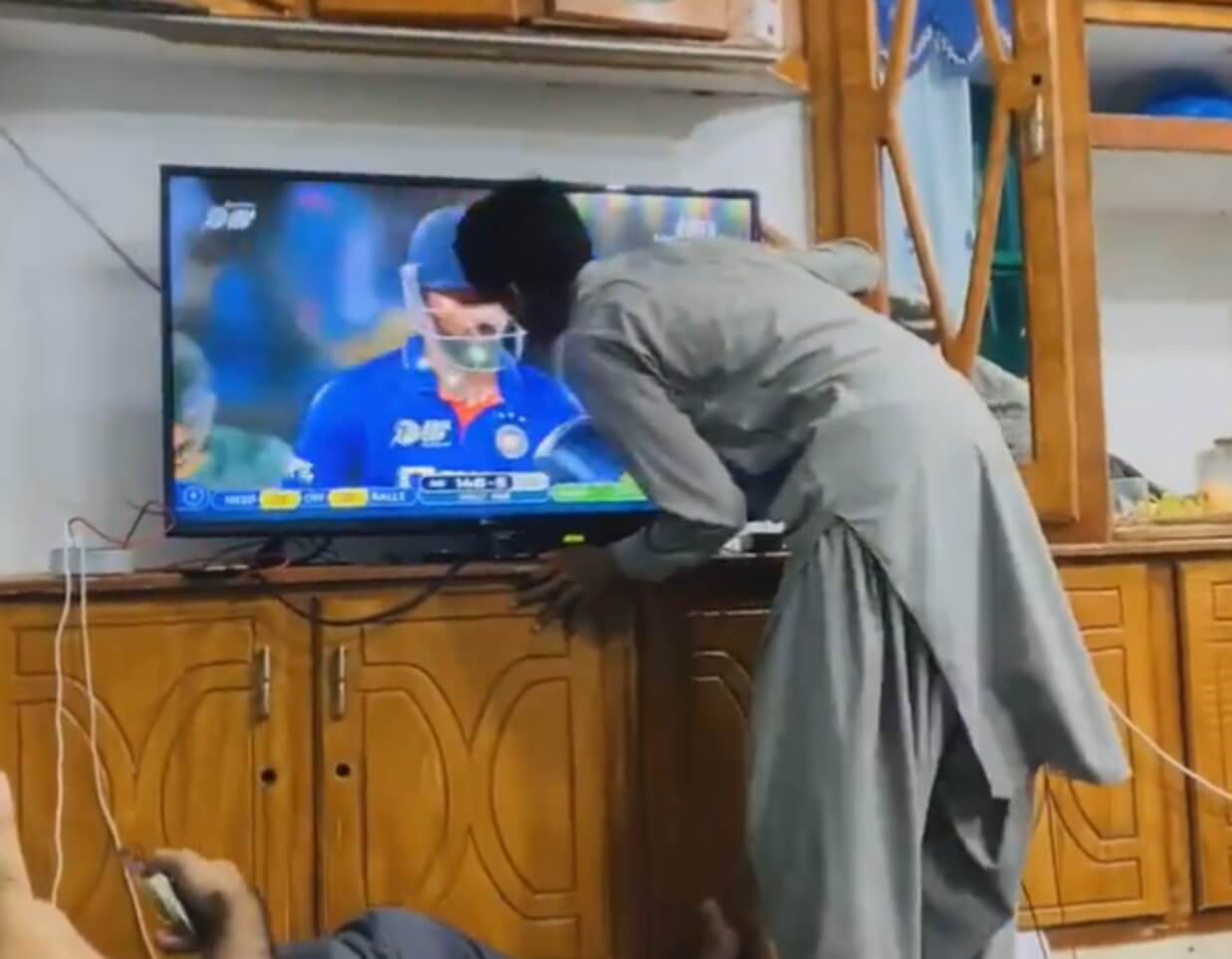 Afghanistan fan kisses Pandya on TV screen (1)