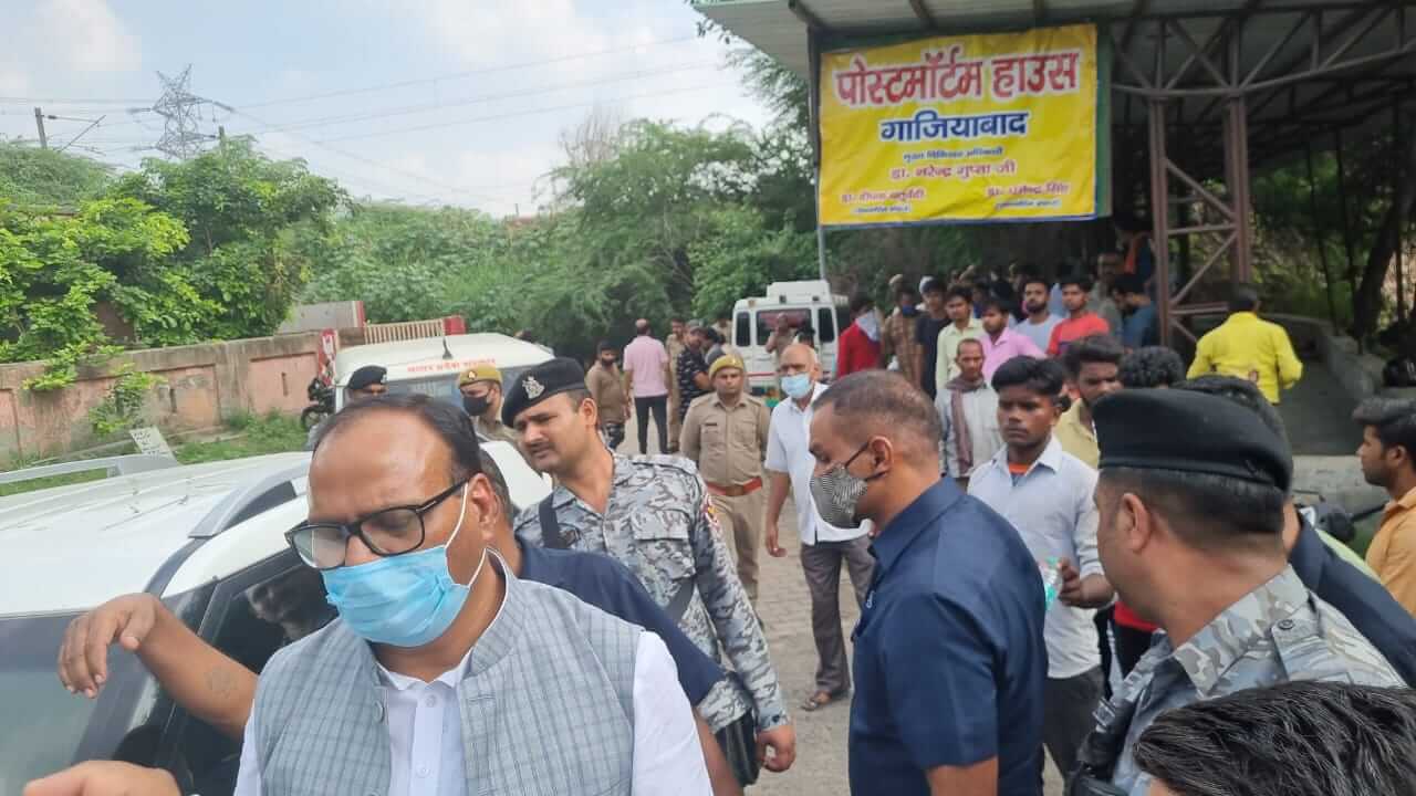 Brajesh Pathak inspects Ghaziabad mortury