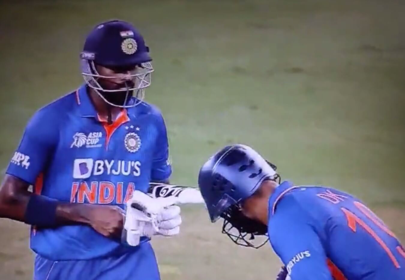 Dinesh Kartik bows down to Hardik Pandya on hitting six (1)