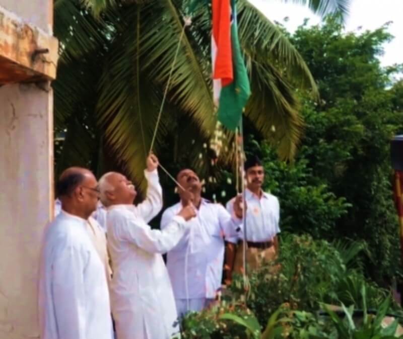 Mohan Bhagwat unfurls Tricolour (1)