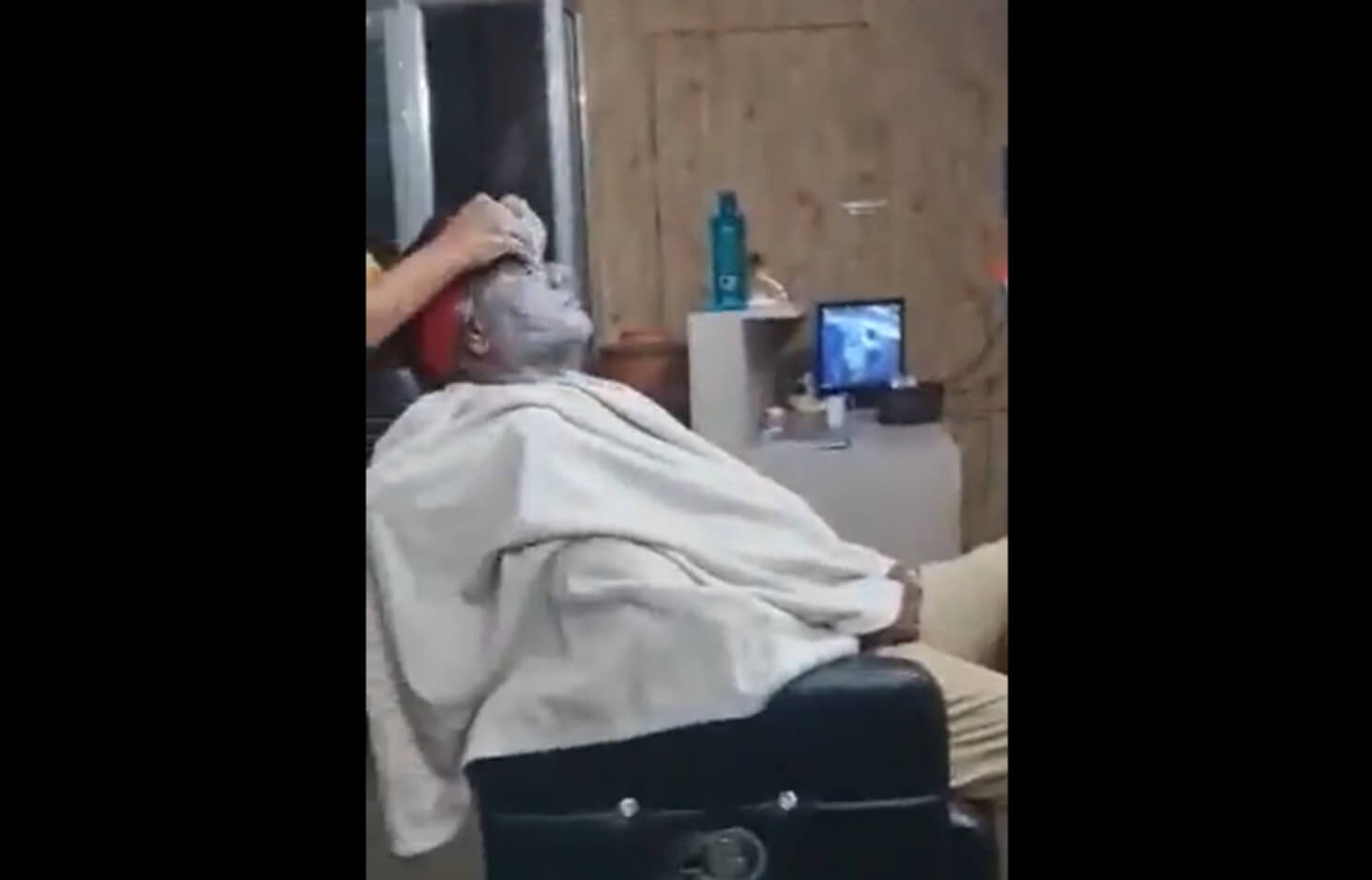 Police official suspended for getting face massage done Prayagraj (1)