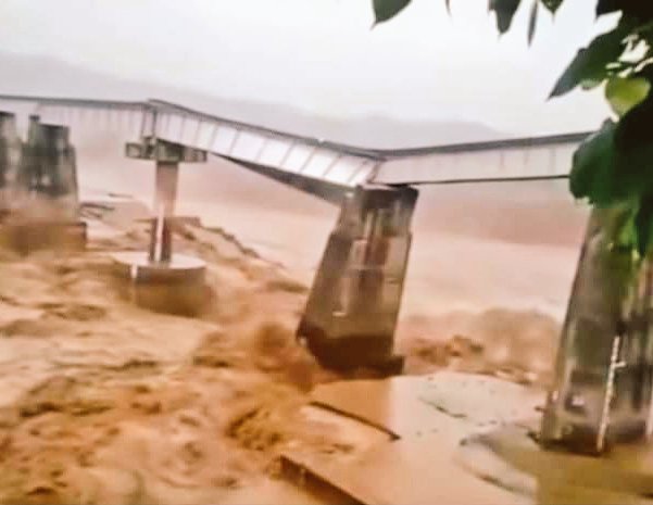 bridge collapses in Himachal Pradesh due to heavy rains