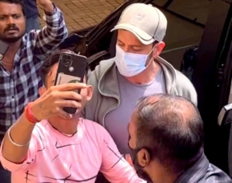 Fan forcefully takes selfie with Hrihik he gets angry (1)