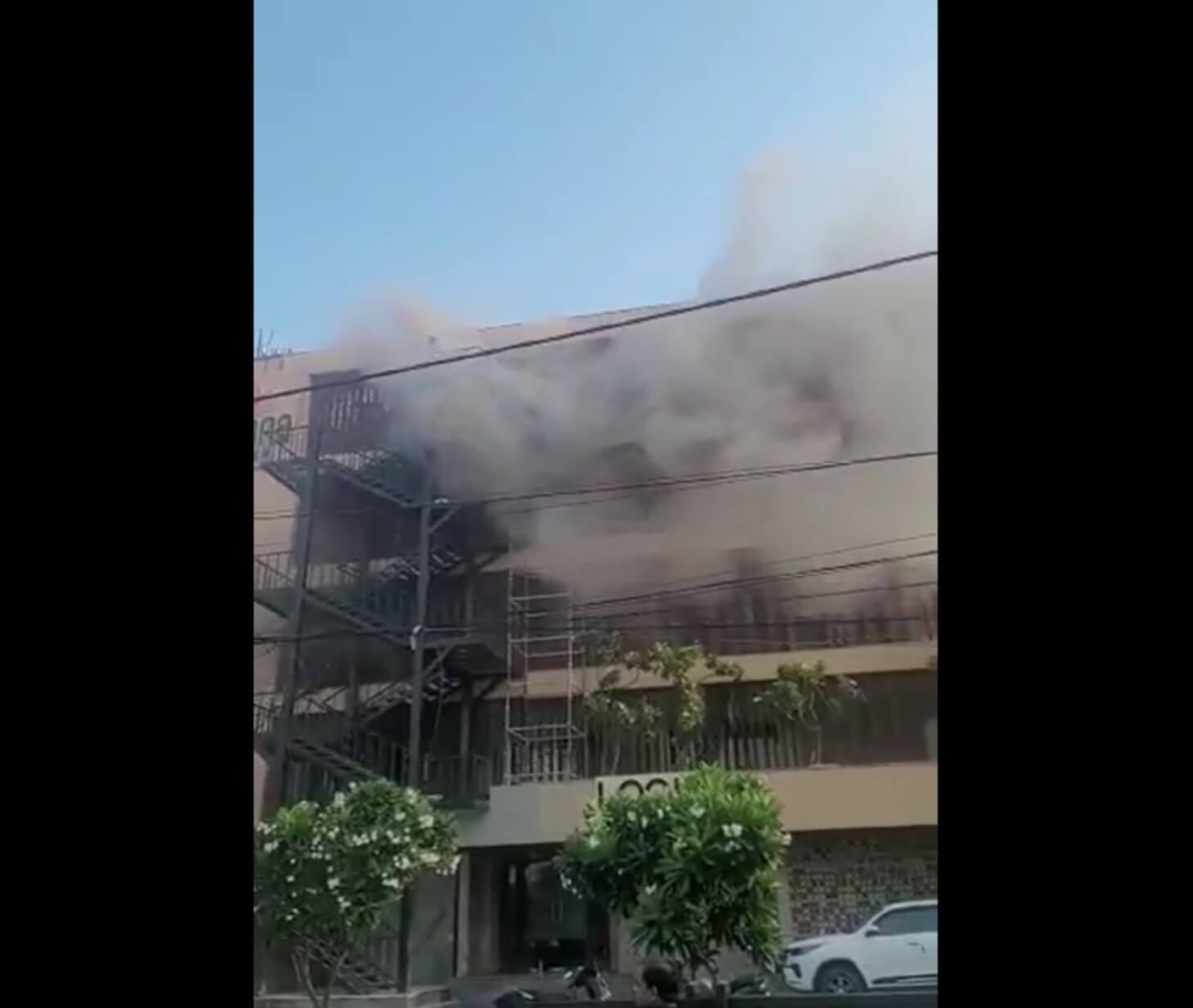 Fire in Lucknow hotel (1)
