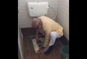 Janardan Mishra BJP MP Rewa cleans toilet (1)