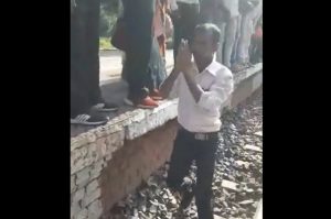 Man miraculously survives after train passes over him (1)