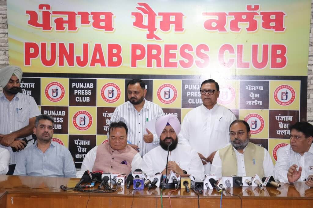  पंजाब में विपक्ष के नेता प्रताप सिंह बाजवा प्रेस कांफ्रेंस करते हुए 