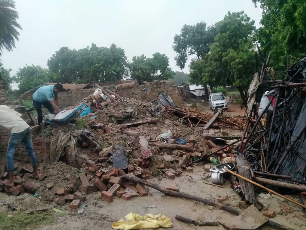 भारी बारिश के कारण उन्नाव में मकान की छत गिरने से तीन बच्चों की हुई मौत (फोटो: गौरव शर्मा/उन्नाव)