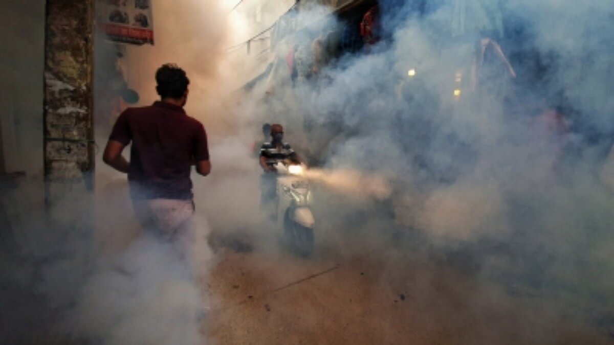 Spraying of mosquito repellant in UP (1)