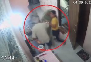Woman sub inspector thrashing father in law in Delhi (1)