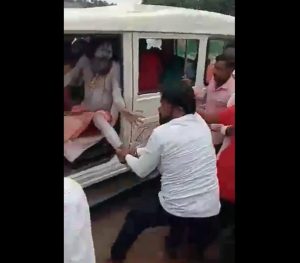 sadhus beaten up by mod in Sangli in Maha (1)