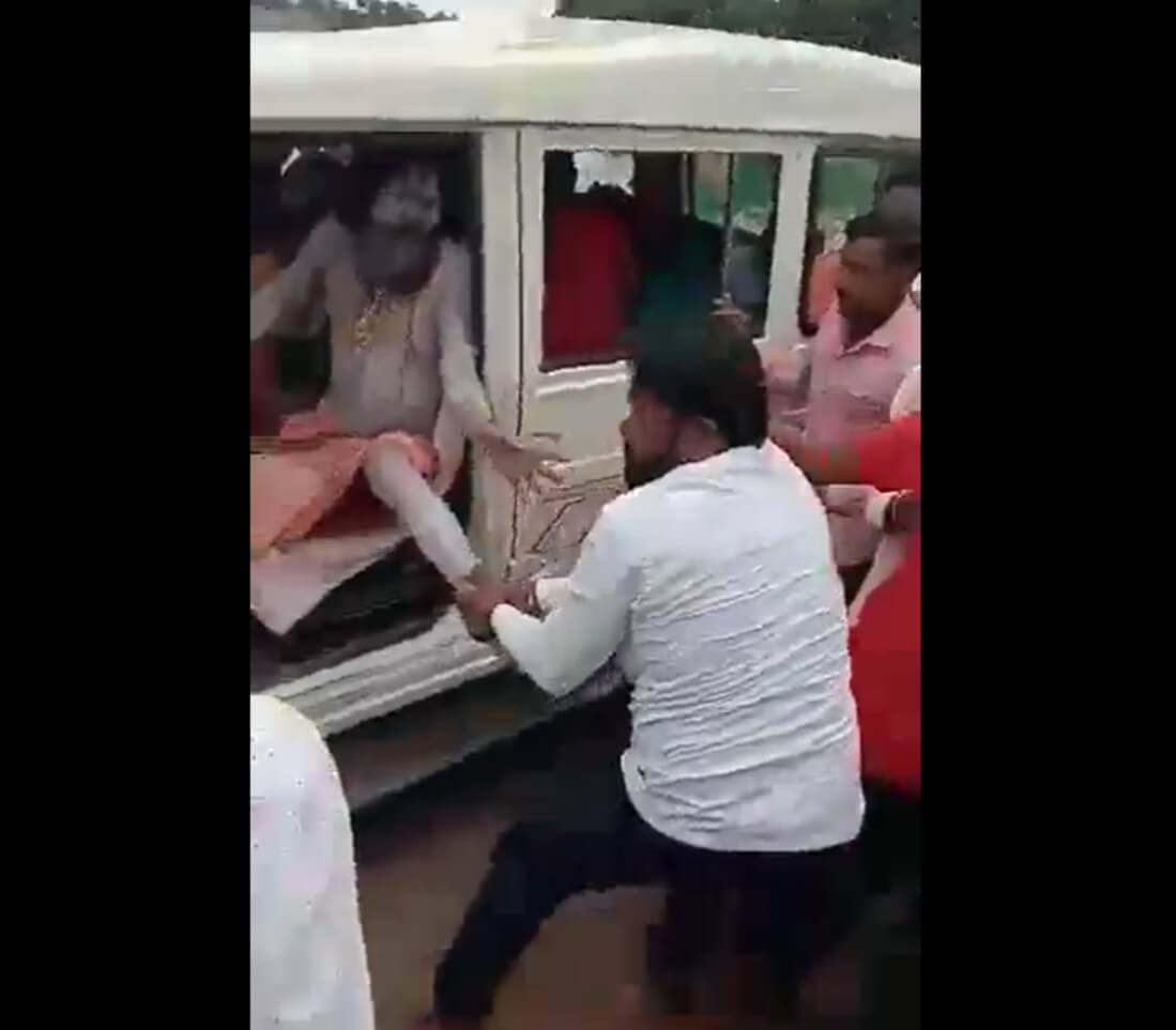 sadhus beaten up by mod in Sangli in Maha (1)