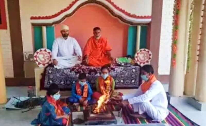 धर्म परिवर्तन  5 people of muslim family adopt hinduism (1) (1)