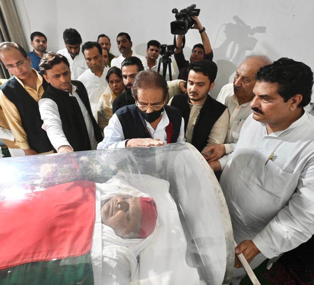 Azam Khan pays respect to late Mulayam Singh Yadav (1)