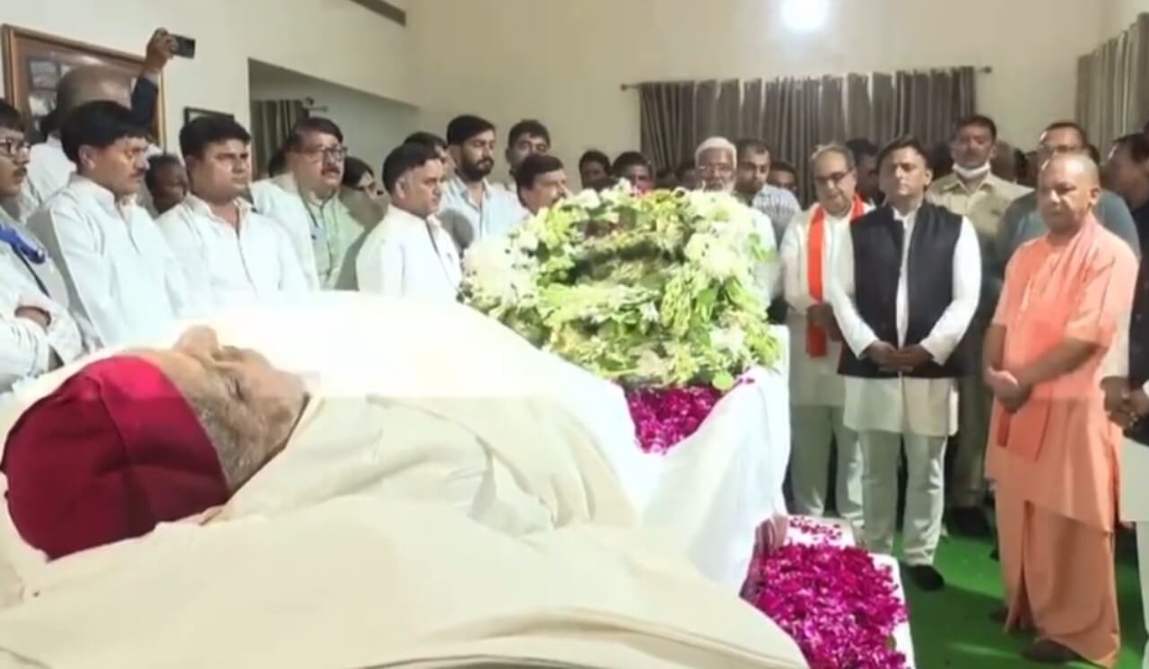 CM Yyogi pays tribute to Mulayam Singh Yadav who died on Monday (1) (1)