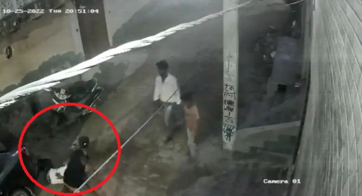 Loni me bike sawar ne yuvak se ki maarpeet (1)