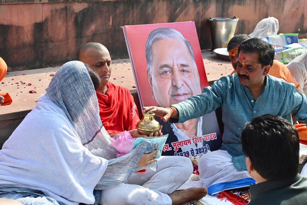 Mulayam Singh's ashes immersed 1