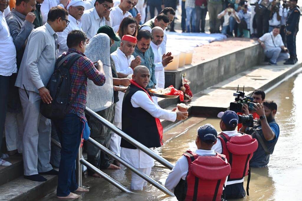 Mulayam Singh's ashes immersed 2