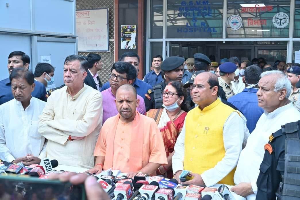 Yogi meets injured at LLR hospital (1)