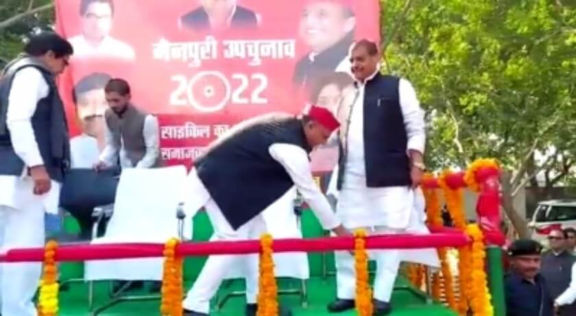 Akhilesh touches Shivpal's feet in Mainpuri (1)